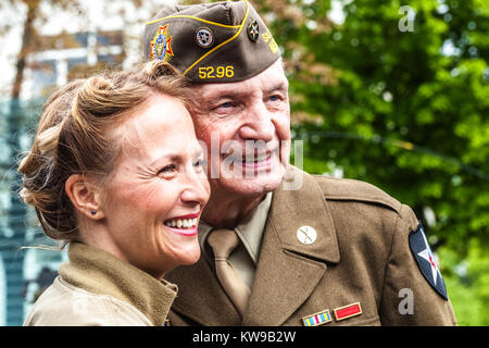 Paar in US Army Uniform Feiern der befreiten Stadt, Pilsen Tschechische Stadt, Pilsen Tschechische Republik Stockfoto