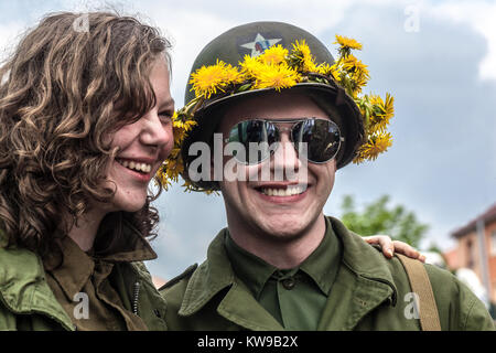 Feierlichkeiten Befreiungsstadt Plzen Pilsen Tschechische Republik 2. Weltkrieg befreit von der amerikanischen Armee von General Patton Junges Paar in Periode Kleidung Happy Smile Stockfoto