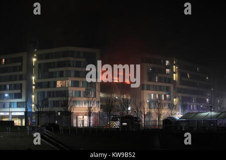 Ein Feuer in einem Parkhaus in der Echo Arena in Liverpool's Waterfront. Stockfoto