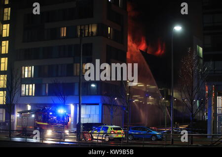 Die Rettungsdienste zu einem Brand in einem Parkhaus in der Echo Arena in Liverpool's Waterfront. Stockfoto