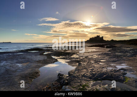 Bamburgh Castle auf der Northumbrian Küste, Northumberland, England, Großbritannien Stockfoto