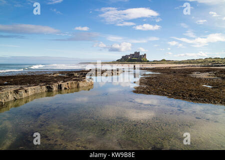 Bamburgh Castle auf der Northumbrian Küste, Northumberland, England, Großbritannien Stockfoto