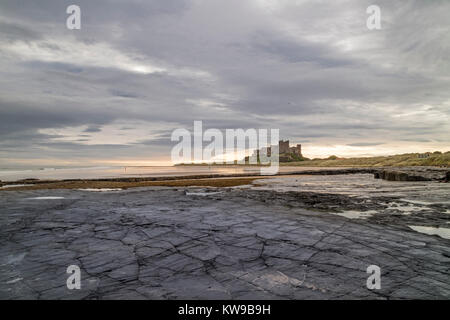 Bamburgh Castle auf der Northumbrian Küste, Northumberland, England, Großbritannien Stockfoto