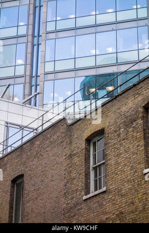 Alten Backsteingebäude und modernen verglasten Gebäude (eine Silk Street) gesehen von Milton Street, London, UK. Alte und neue Gebäude, alte und neue arch Stockfoto