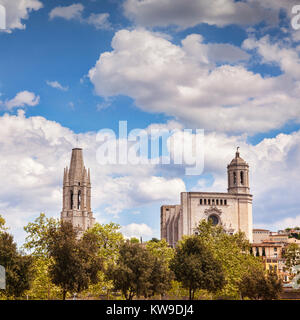 Der Glockenturm von Sant Feliu Stiftskirche, und die Kathedrale der Heiligen Maria von Girona, Girona, Katalonien, Spanien. Stockfoto