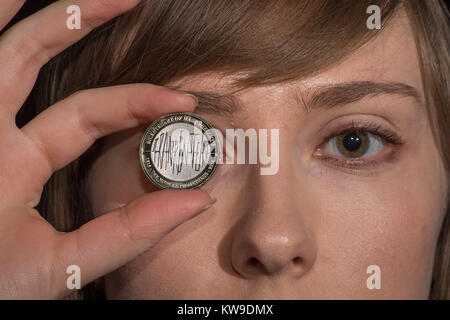 Alex Powell von der Royal Mint, Llantrisant, Wales, hält eine &pound;2-Münze der Royal Mint mit einem Frankenstein-Design, das 200 Jahre nach der Veröffentlichung von Mary Shelleys klassischem Science-Fiction-Roman erinnert. Stockfoto