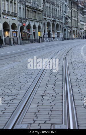 Bern, die Hauptstadt der Schweiz, hat eine weitgehend Fußgängerzone in der Altstadt, mit Straßenbahnen eine gemeinsame Form des Verkehrs Stockfoto