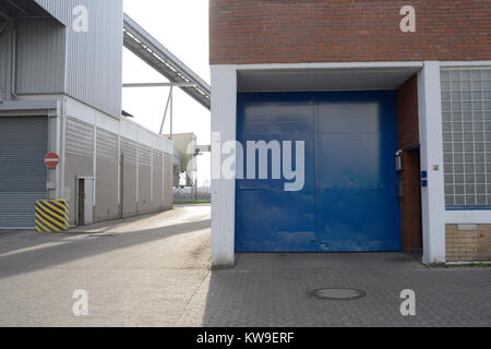 Hafen Lagerhäuser und Blue Gate in Bremen im Sonnenlicht. Stockfoto