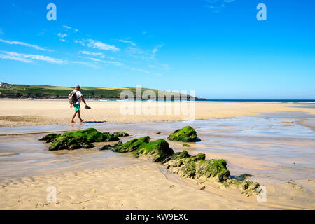 Sommer auf den weiten Sandstrand von Crantock Bay in der Nähe von Newquay in Cornwall, England, Großbritannien, Großbritannien, Stockfoto