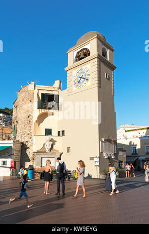 Touristen, die sich in der Abendsonne auf der Piazza Umberto, Capri, Italien, Stockfoto