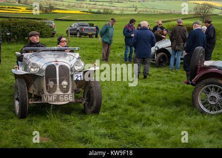 Dellow Auto in einem historischen sportliche Auto trial Mann konkurrieren und die Frau die Veranstaltung gemeinsam genießen in dieser Basis Motorsport in den 1950er Jahren. Stockfoto