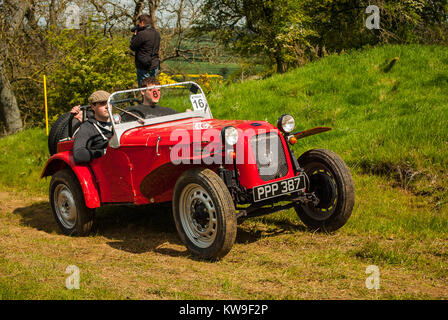 Canon Studien Auto auf einer historischen sportliche Auto Trial bei Long Compton England konkurrieren Stockfoto