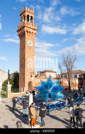 Campo San Stefano der historischen Uhrturm und der Komet Glas Stern, Murano, Venedig, Italien, mit Touristen im Winter Sonnenschein Stockfoto