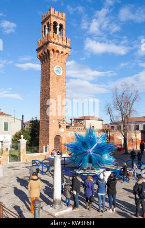 Murano, Venedig, Italien, eine Gruppe von Touristen bewundern die Clock Tower in Campo San Stefano und der Komet Glas Star von Simone Cenedese Stockfoto