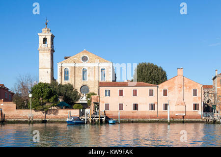 Chiesa di Santa Maria degli Angeli, die Insel Murano, Venedig, Italien relfected in den Kanal an einem sonnigen Tag Stockfoto