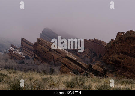 Red Rocks Amphitheater an einem nebligen Morgen. Stockfoto