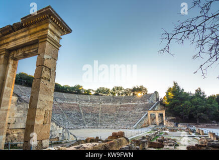 Das antike Theater von Epidaurus (oder 'Epidavros'), Argolida Präfektur, Peloponnes, Griechenland. Stockfoto