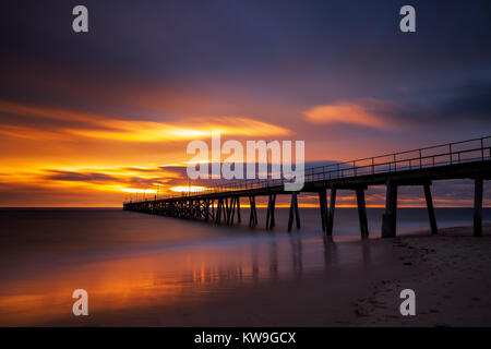 Eine lange Exposition von Gewitterwolken auf dem Port Noarlunga Jetty Stockfoto