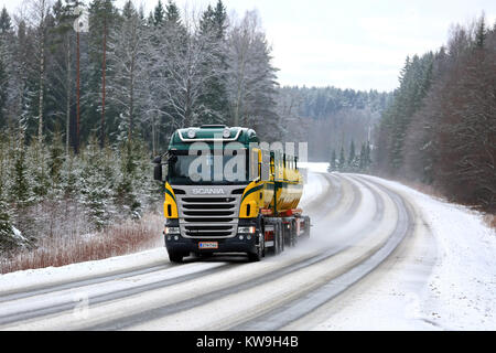 SALO, FINNLAND - Januar 14, 2017: Scania R 480 Tankwagen der Kuljetusliike K. Pekki transportiert Waren entlang der schneebedeckten Straße im Winter. Stockfoto