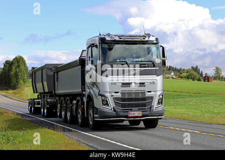 IKAALINEN, Finnland - 13 AUGUST 2017: Volvo FH 16 750 Silver Lion Muldenkipper von kuljetus R Janger Ky bewegt sich entlang der Autobahn durch finnische Sommer Szene Stockfoto