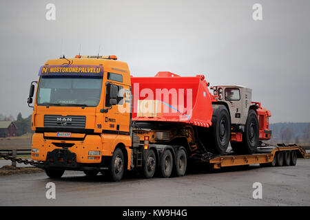 SALO, FINNLAND - Dezember 28, 2017: MAN TGA 41.530 Lkw von Nostokonepalvelu ist bereit, Sandvik LH 517 U-Lader zu transportieren. Der Bergbau Fahrzeug Stockfoto