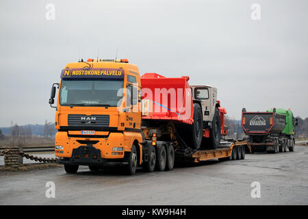 SALO, FINNLAND - Dezember 28, 2017: MAN TGA 41.530 Lkw von Nostokonepalvelu ist bereit, Sandvik LH 517 U-Lader zu transportieren. Der Bergbau Fahrzeug Stockfoto