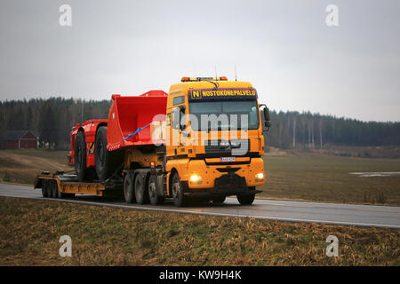 SALO, FINNLAND - Dezember 28, 2017: MAN TGA 41.530 Lkw Transporte Nostokonepalvelu Sandvik LH 517 U-Lader entlang der Autobahn. Der Bergbau Fahrzeuge Stockfoto