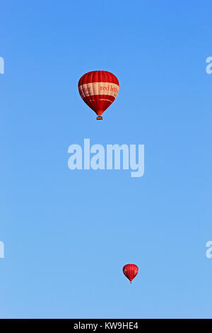 Red Letter Days Heißluftballon, mit Virgin Ballon hinter, gegen ein strahlend blauer Himmel, Fliegen, Somerset Stockfoto