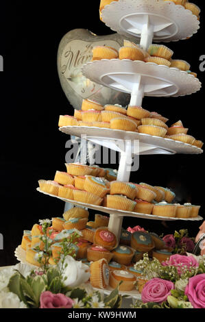 5 5. Stufe Kuchen stehen voll von verschiedenen Cupcakes bei einer Hochzeit mit einem Just married Ballon im Hintergrund. Kuchen und Konfektion Stockfoto
