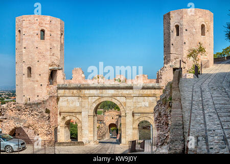 Die Venere Tür ist eine der sechs städtischen Türen der umbrischen Stadt Spello Stockfoto