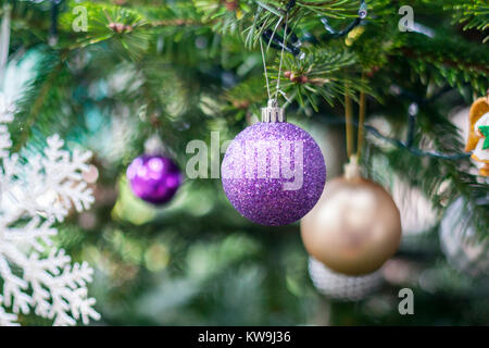 Closeup Christbaumkugeln, Dekorationen verschwommen Violett gold Lichter schmücken Schneeflocke, Weihnachten Konzept, Tradition Traditionen symbolisieren Symbole Stockfoto