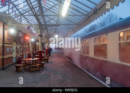 Dampfzug in Bolton Street Station Bury auf der East Lancashire Eisenbahn. Stockfoto