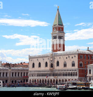 Venedig, Italien - 14 Juli 2016: Saint Mark Bell Tower und der alten Herzoglichen Palast mit vielen Booten und Menschen Stockfoto