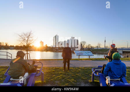 Wien, Wien: Familie Mann Junge an Training im Freien vor der Alten Donau (Alte Donau), Donaucity, Sportgeräte, 22. Donaustadt, Wien, Österreich Stockfoto