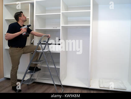 Installation von großen Schlafzimmer Kleiderschrank. Stockfoto