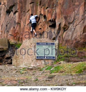 Kletterer ignorieren die Warnzeichen auf Salisbury Crags in Holyrood Park, dem Edinburgh Schottland Stockfoto