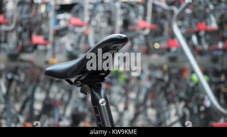 Schwarz Fahrrad Sattel mit Hintergrund der Station bike Park Stockfoto