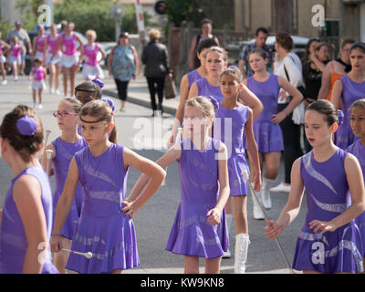 Junge Mädchen Cheerleadern auf Parade in Bram, Südfrankreich. Stockfoto