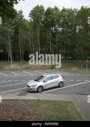 Auto in einem leeren Parkplatz abgestellt Stockfoto