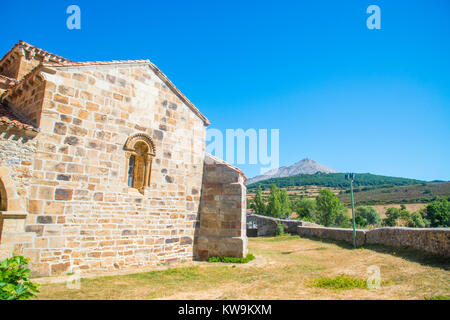 Die romanische Kirche und Landschaft. San Salvador de Cantamuda, Palencia Provinz Castilla Leon, Spanien. Stockfoto