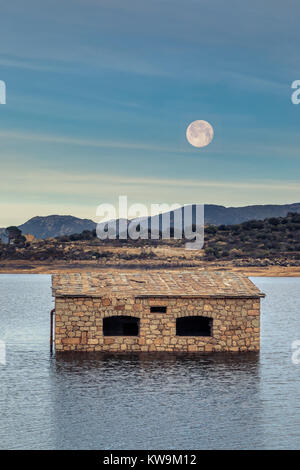 Vollmond über teilweise eingetaucht und verlassenen Gebäude aus Stein in Lac de Codole See in der Balagne Korsika Stockfoto