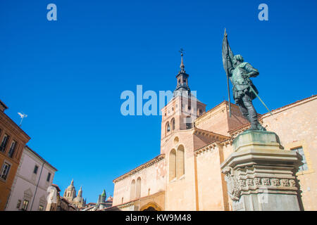 Juan Bravo Denkmal und Kirche San Martin. Segovia, Spanien. Stockfoto