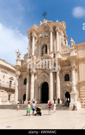 Ein junges Paar drücken einen Buggy außerhalb die Kathedrale von Syrakus in der Piazza Duomo, Sizilien, Europa Stockfoto