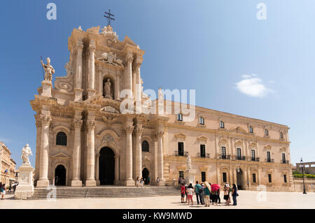 Eine Gruppe von Touristen außerhalb die Kathedrale von Syrakus in der Piazza Duomo, Sizilien, Europa Stockfoto