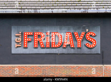 TGI Fridays Restaurant kette beleuchtete Logo/Zeichen in roten Buchstaben außerhalb ein Restaurant im Vereinigten Königreich im Jahr 2018 Stockfoto