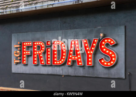 TGI Fridays Restaurant kette beleuchtete Logo/Zeichen in roten Buchstaben außerhalb ein Restaurant in Deutschland, Januar 2018 Stockfoto