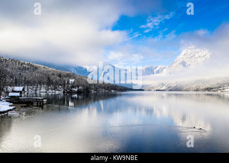 Die herrliche Ruhe des Sees Bohinj (Slowenien), in diesem wunderbaren Bild aufgenommen, perfekt die Vorderseite einer Weihnachtskarte oder Postkarte zu schmücken. Stockfoto