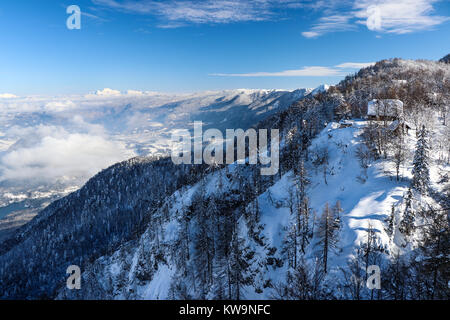 Eine atemberaubende Mountain Lodge in Vogel Ski Resort, Bohinj (Slowenien), in diesem wunderbaren Bild aufgenommen, perfekt zu einer Weihnachtskarte oder Postkarte schmücken. Stockfoto