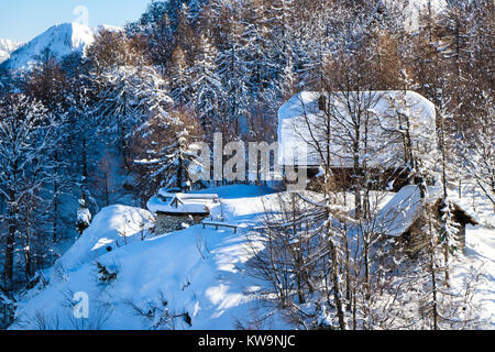 Eine atemberaubende Mountain Lodge in Vogel Ski Resort, Bohinj (Slowenien), in diesem wunderbaren Bild aufgenommen, perfekt zu einer Weihnachtskarte oder Postkarte schmücken. Stockfoto