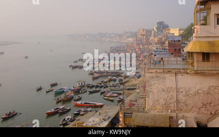 Ansicht des Ganges (Ganga) in Varanasi, Indien. Stockfoto